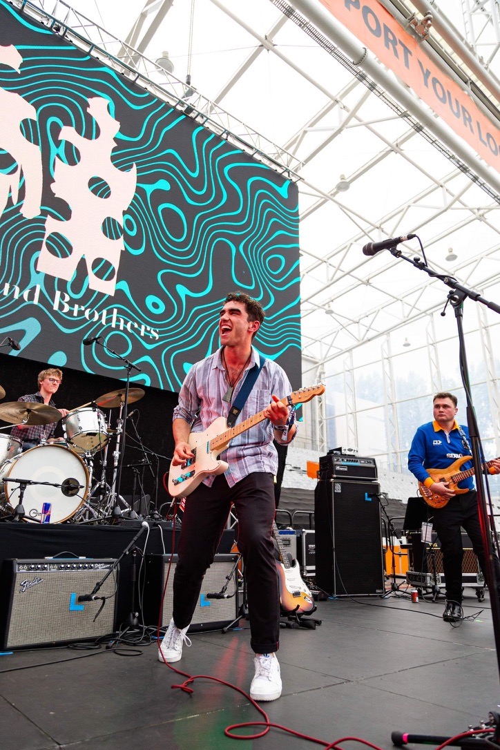 Dom Edmond performing